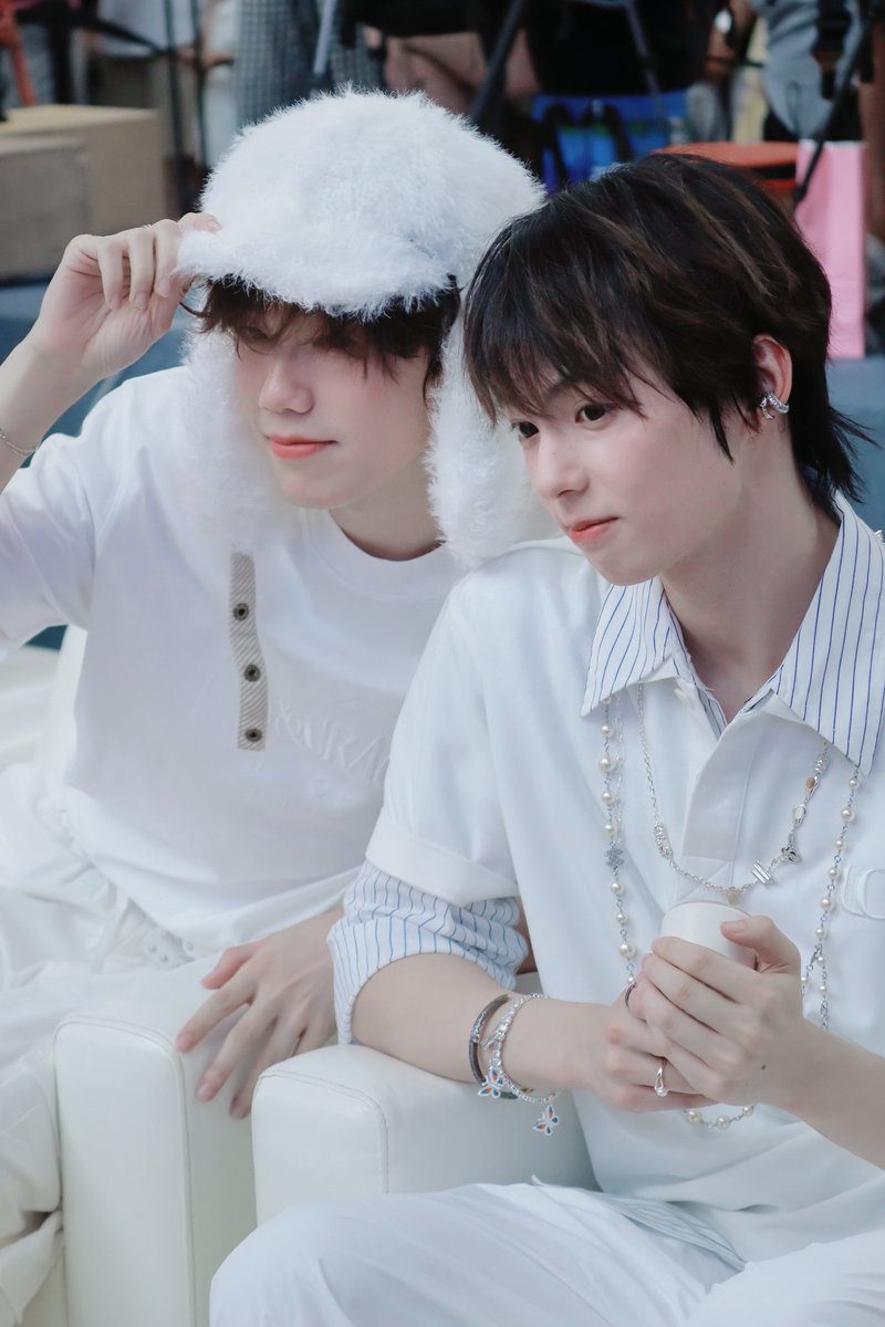 两个人中有两个人很萌😉