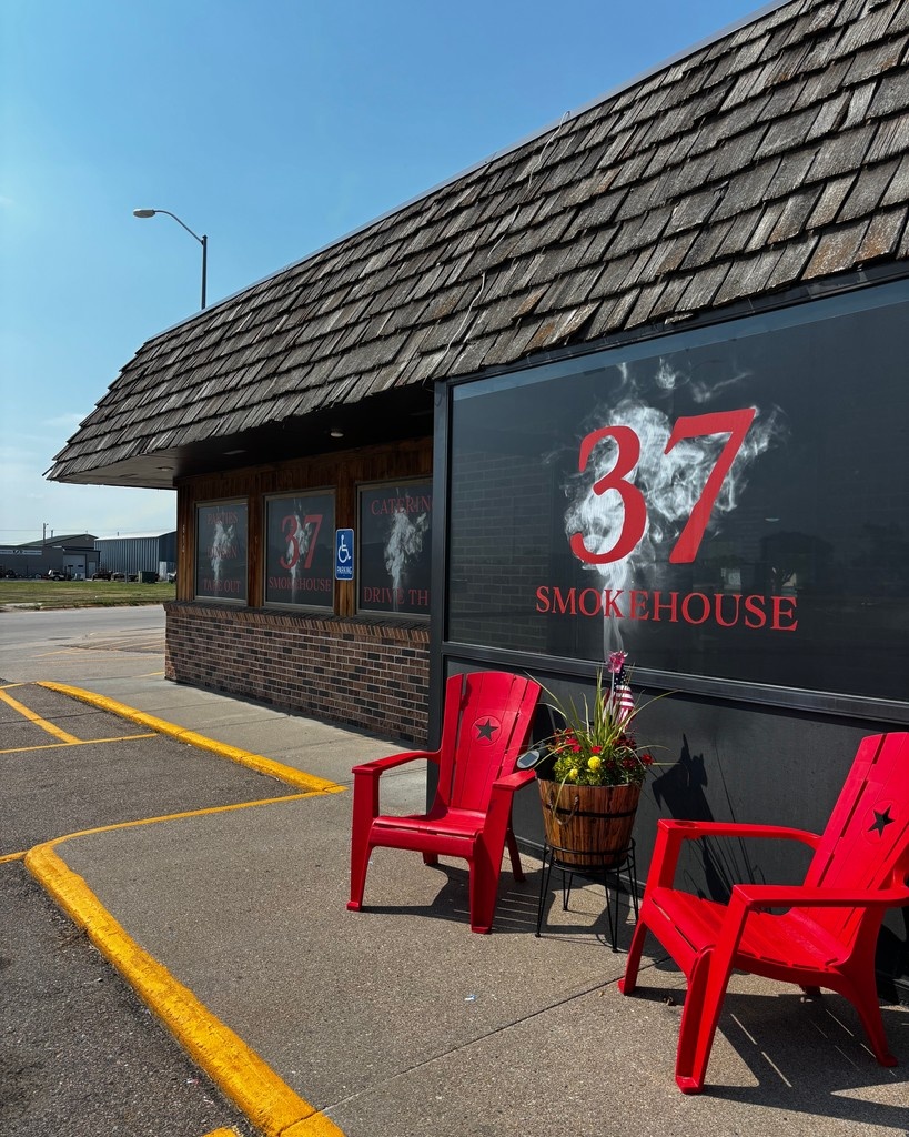 Fieldtoflasks's tweet photo. 🔥 Support Local. Sip Bold. 🔥
37 Smoke House in Holdrege, Nebraska is now proudly serving Field to Flasks — the whiskey made for the hardworking, by the hardworking. 🇺🇸🥃 https://t.co/tSp8B6p74G