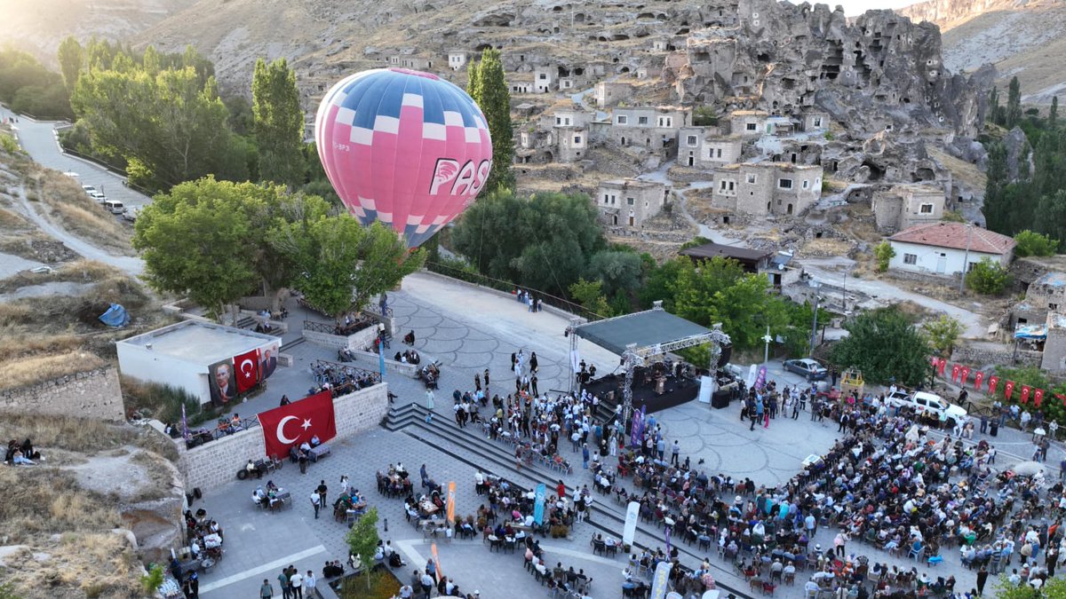 Valimiz Sayın Gökmen Çiçek, Kayseri Milletvekilleri Ayşe Böhürler ve Murat Cahid Cıngı ile birlikte Soğanlı Vadisi'nde düzenlenen "2. Geleneksel Turizm Festivali"ne katıldı.