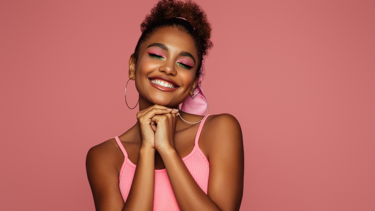 Cilt tonunuz ister porselen gibi beyaz, ister buğday isterse sıcak bronz tonlarında olsun, doğru pembe tonunu ve doğru tekniği kullandığınızda hem fresh hem de sofistike bir görünüm yakalayabilirsiniz. tmd.yt/rov4x