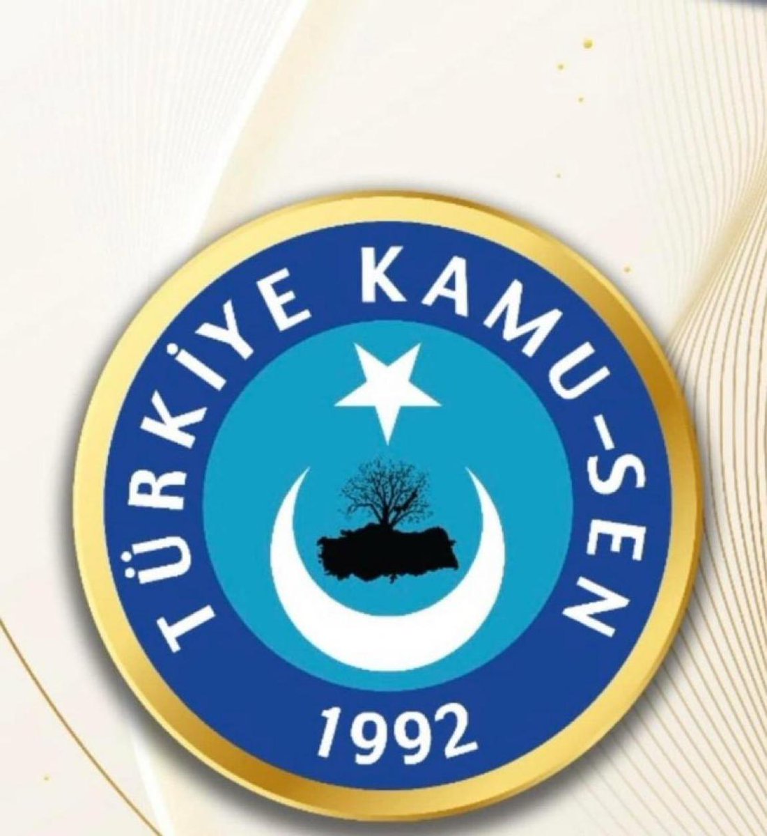 TurkesGuney's tweet photo. ❗️TÜRKİYE KAMU-SEN AĞIRLIĞIYLA ALAYINIZI BIRDEN TARTAR!

📌 Türkiye Kamu-Sen’e dil uzatmaya cüret edenlerin sicilleri; ahlaksızlıklarla, makam hırslarıyla, kirli pazarlıklarla doludur: Dün koltuk uğruna kimlerin kapılarında nöbet tuttunuz? İlkesizliğinizi perdelemek için kimlerle aynı masaya oturdunuz? “Siyaset üstü sendikacılık” diyerek kamu çalışanlarını ve kamuoyunu nasıl aldattınız? İstanbul'dan Samsun'a, hangi kaldırımların değnekçiliğini; Adana'dan Ankara'ya hangi tezgahların işpotacılığını yaptınız?

📌 Oysa şahidiz! Köksüz siyasi odakların ve işbirlikçi marjinal grupların oyuncağı oldunuz! Utanın!

📌 Kendi içlerinde çürüme ve ikiyüzlülük taşıyanların, Türkiye Kamu-Sen’e akıl vermeye kalkışması en hafif tabirle hadsizliktir! Türkiye Kamu-Sen; kuruluş felsefesinden aldığı kudretle, doğruları haykırmaktan, hak yolunda mücadele etmekten asla vazgeçmemiştir. Bizim yönümüzü ne çıkarcı odaklar belirler ne de kirli hesaplar… Bizim pusulamız Türk milletidir, devletimizin bekasıdır!

📌 Bu teşkilat; ihanetin gölgesinden uzaklaştıkça güçlenmiş, safralarını attıkça arınmış, yüklerinden kurtuldukça yükselmiştir. Bugün Türkiye Kamu-Sen dimdik ayaktadır; yarın da bu milletin vicdanı, gür sesi olmaya devam edecektir!

📌 Bizim yerimiz bellidir: Devletimizin yanındayız, milletimizin yanındayız!
Sosyal medyada yalan ve iftiralarla saldıran güruh bilsin ki; sizin ne olduğunuzu da kimlerin piyonu olduğunuzu da hangi karanlık odaklara hizmet ettiğinizi de milletimiz çok iyi bilmektedir!

📌 Türkiye Kamu-Sen; dün olduğu gibi bugün de haysiyetin, dürüstlüğün, cesaretin adıdır!
Bu kutlu davayı kirli ellerinizle gölgeleyemezsiniz. Bizim yolumuz milletin yoludur, bizim davamız devletin davasıdır!!