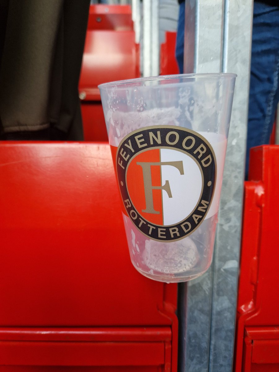 Wat is dit nou <a href="/PSV/">PSV</a>? Een paar vreemde bekers in het Philips Stadion bij de catering van 'Top' Events 😭 #PSVfcg #PSV #topeventsout