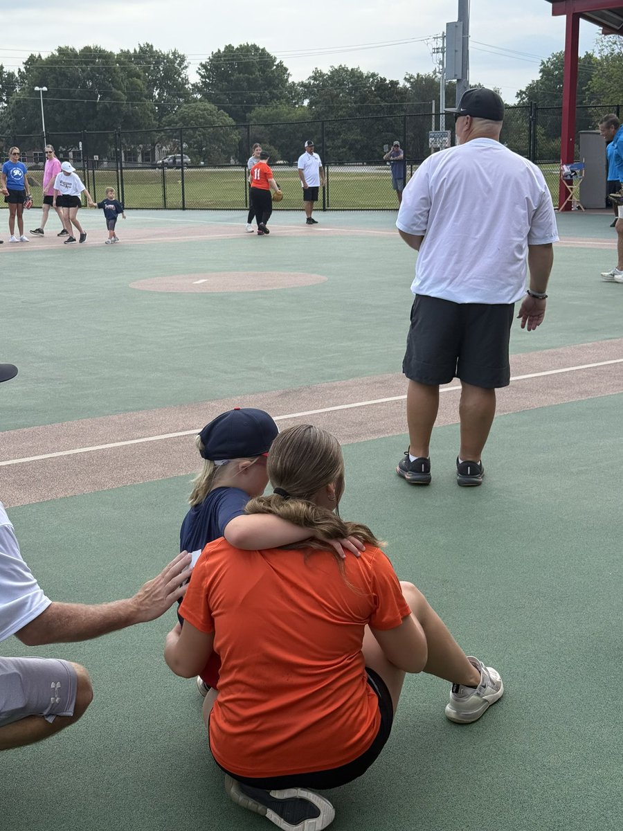 Hearts are full this morning!!!  What a great experience for these young ladies!!!  Cougar Softball is proud to help out and give back!! 🧡🖤