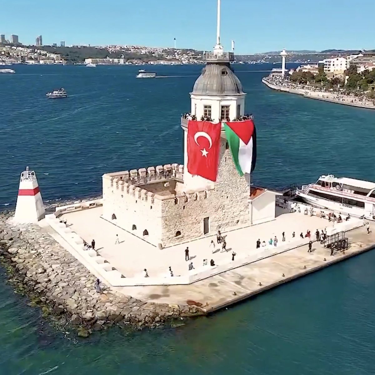 🔴 Kız Kulesi'ne Türk ve Filistin Bayrakları asıldı.