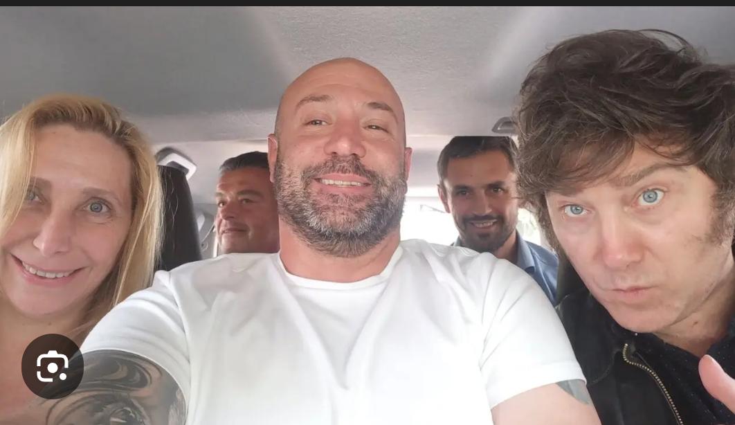 lauraju35183777's tweet photo. Lo que más disfruto del escandalete que atraviesa al gobierno, es que hubo alguien (de su entorno) que se guardó los audios durante UN AÑO y que la estocada final la dió Jorge Rial!
Cine... 🚬 https://t.co/O3WbsJX5oi