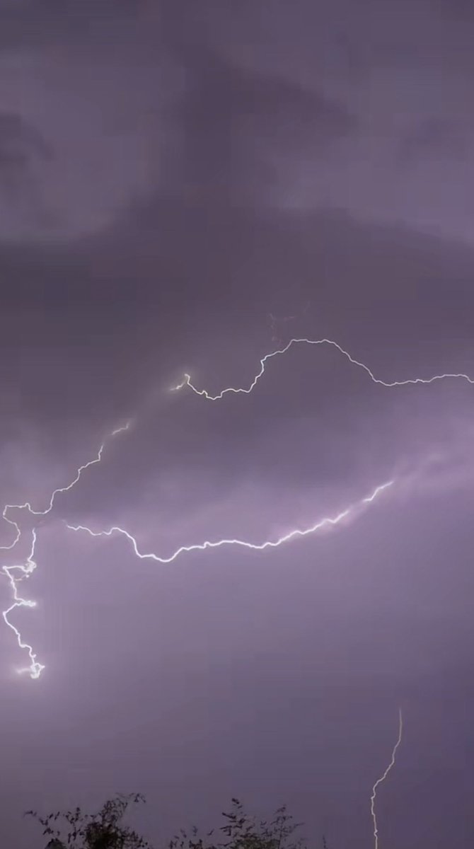 سبحاان ضيَّ البرق سبحان ضيَّه 🪐..