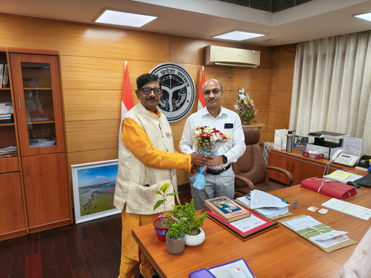 पूर्व पुलिस महानिदेशक श्री सूर्य कुमार जी द्वारा मुख्य सचिव श्री दीपक कुमार जी के साथ सुशासन एवं अवैध बांग्लादेशी नागरिकों से संबंधित विषयों पर महत्वपूर्ण बैठक।
राष्ट्रहित में कड़े व ठोस कदमों की आवश्यकता पर बल दिया गया।
#GoodGovernance #UPPolice #राष्ट्रीय_सुरक्षा
<a href="/ChiefSecyUP/">S.P. Goyal, Chief Secretary, GoUP</a>