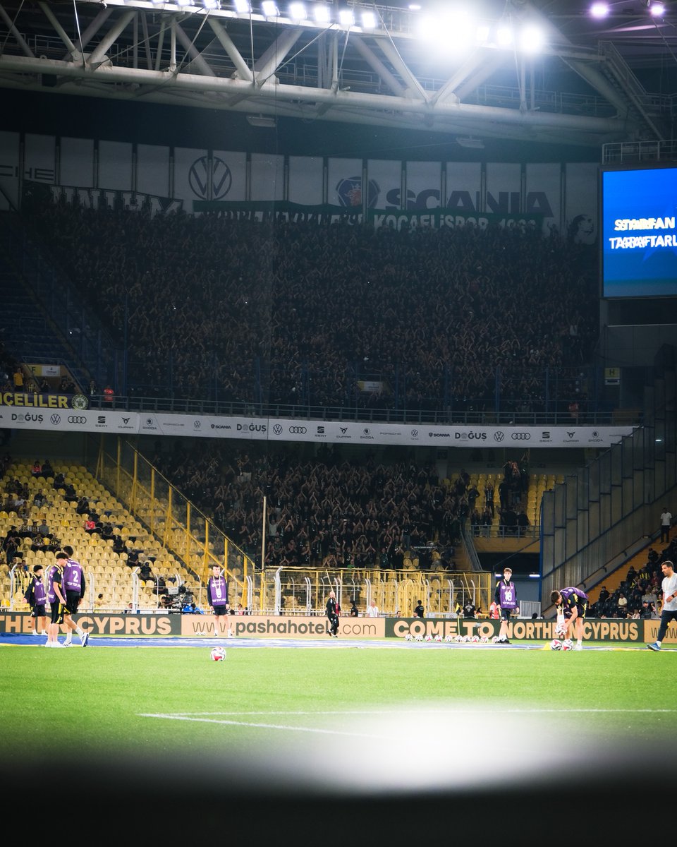 Kocaelispor taraftarı, Fenerbahçe stadında yerini aldı.

⚫️ Simsiyah