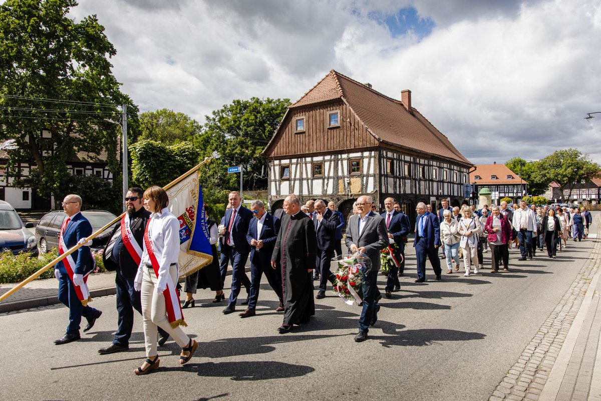 Instytut Pamięci Narodowej (@ipngovpl) on Twitter photo ✌️ 🇵🇱 W sierpniu 1980 roku w Gdańsku doszło do strajków, które doprowadziły do powstania niezależnego związku zawodowego – „Solidarności”. Był to przełomowy moment w historii Polski i Europy Wschodniej, a Porozumienia Sierpniowe umożliwiły powstanie pierwszego w bloku wschodnim, ✌️ 🇵🇱 W sierpniu 1980 roku w Gdańsku doszło do strajków, które doprowadziły do powstania niezależnego związku zawodowego – „Solidarności”. Był to przełomowy moment w historii Polski i Europy Wschodniej, a Porozumienia Sierpniowe umożliwiły powstanie pierwszego w bloku wschodnim,