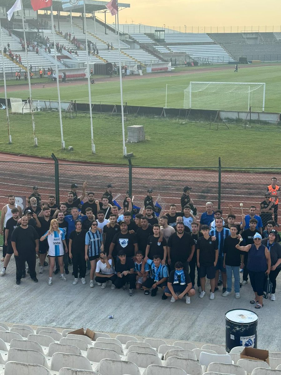 TayfaAnadolu's tweet photo. Güzelliğin liglerde olmadığını, 
Yürekte ateş olduğunu bu resimle çarpacağız yüzlerine. 

#YasasinDemirspor 
Var olsun arma. https://t.co/B0oMvLNikH