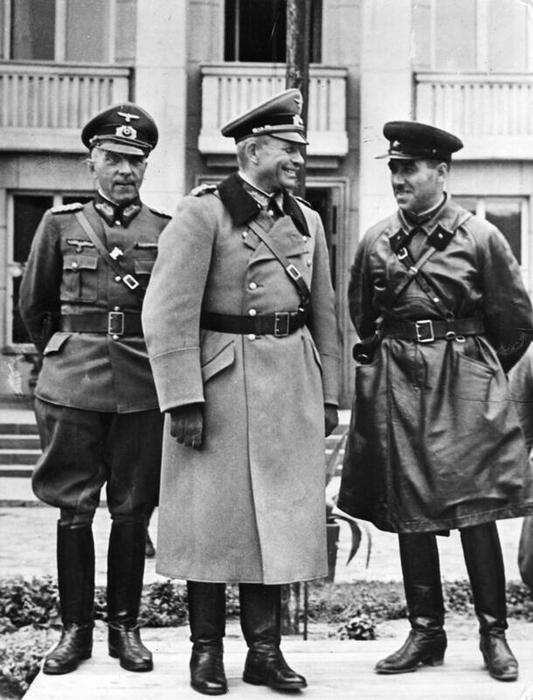 EmmanuelRuimy's tweet image. Il y a 86 ans jour pour jour, deux régimes totalitaires ouvrent la voie à la Seconde Guerre mondiale.

Le 23 août 1939, Hitler et Staline signent le pacte Molotov-Ribbentrop. Dans ses annexes secrètes : la dissection de la Pologne et des États baltes.

Le 1er septembre, les nazis…