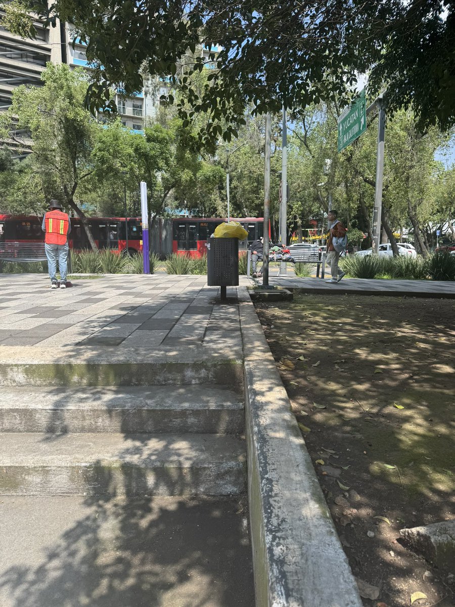 AreliPaz's tweet photo. Ya les dejamos limpio su parque.
#DeCuates cuídenlo. https://t.co/glQTuJO1Hv