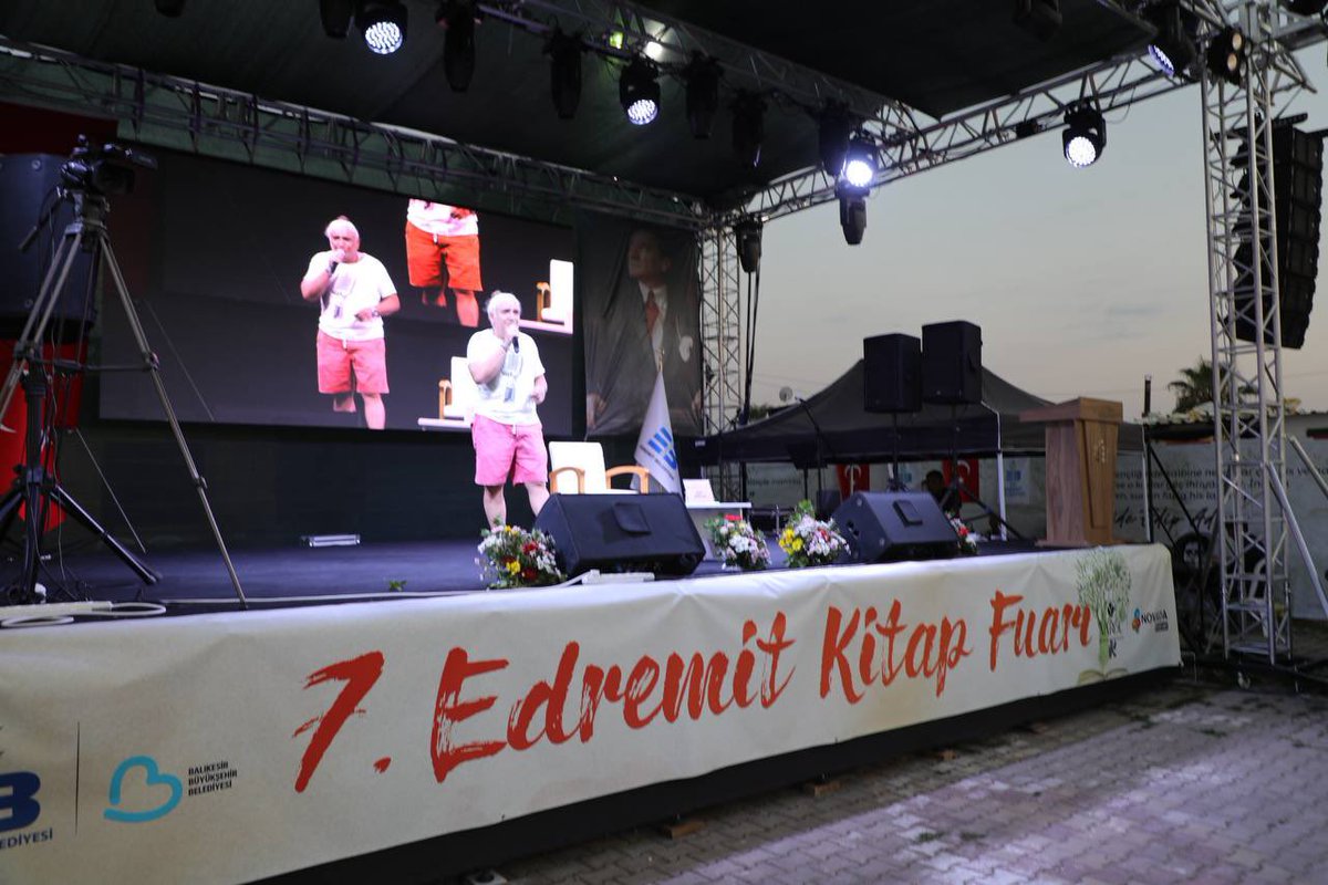 EdremitBelediye's tweet photo. “Ne sağcıyım, ne solcuyum. Sadece Radyocuyum”
🎙️ Gazoz ağacı adlı programıyla herkesin sevgisini kazanan Türkiye'nin en popüler ve en başarılı radyocularından Cem Arslan, ikinci kez #7EKF'de sevenleriyle buluşup söyleşti.
https://t.co/DE7ZTmq9Lm https://t.co/82MPHzBp6X