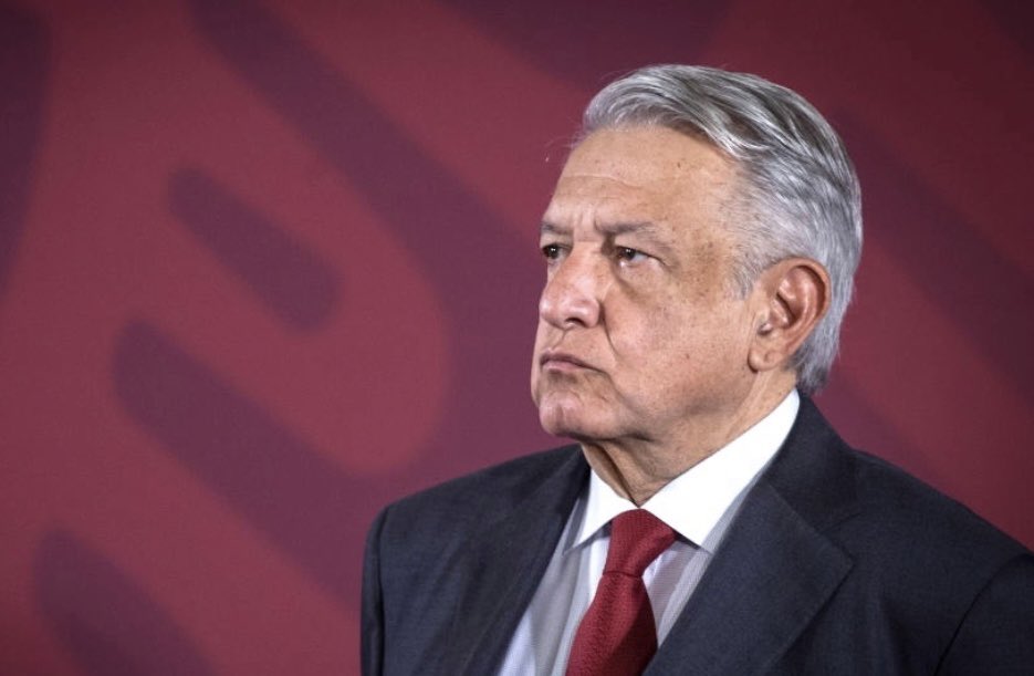 MLopezSanMartin's tweet photo. ¿Cuántas veces escucharon a AMLO señalar a un narco?

¿Cuántas veces los nombró condenando la violencia y muerte que han provocado en México?

Y, en cambio, ¿cuántas veces les dijo Sr. Guzmán al “Chapo” o Sr. Zambada al “Mayo”?

Ahí está la clave. No solo huele a omisión. Apesta a complicidad 

Este lunes Ismael “el Mayo” Zambada se declarará culpable en EU. Los acuerdos de colaboración con autoridades estadounidenses tienen apanicado al círculo más íntimo de López Obrador (y a él)