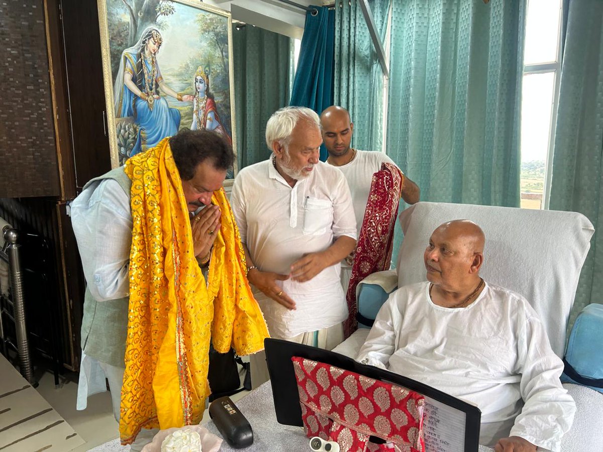 पद्म श्री नरेश बाबा जी के स्वास्थ्य की जानकारी लेते हुए जिनकी गौशाला में 60000 से ज्यादा गाय हैं