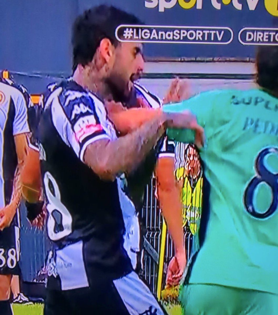 Expulsão perdoada a Pedro Gonçalves e um minuto depois expulsão para o jogador do Nacional.

Saiam da frente que o andor do Sporting vai em alta velocidade …