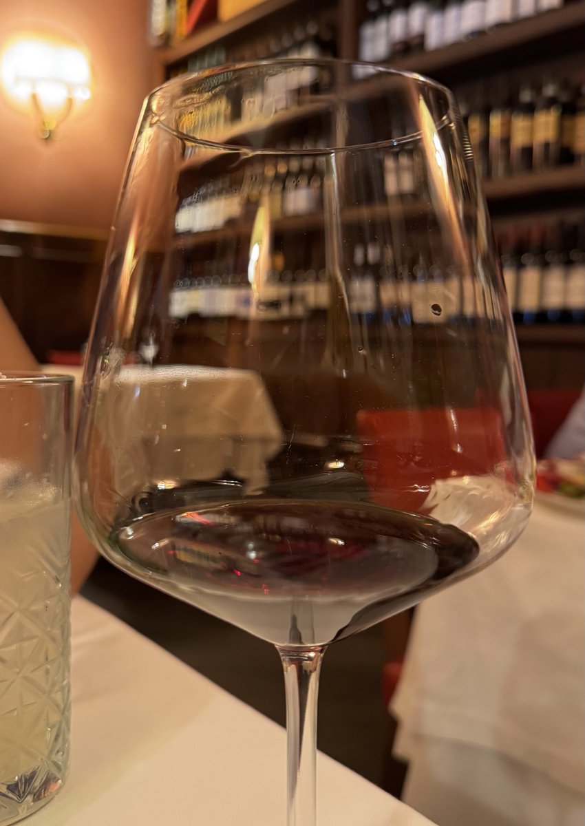 La cena de hoy: 

Tagliatelle bolognese, ensalada caprese, robalo al vapor y un vinito.  

Salud. 🥃