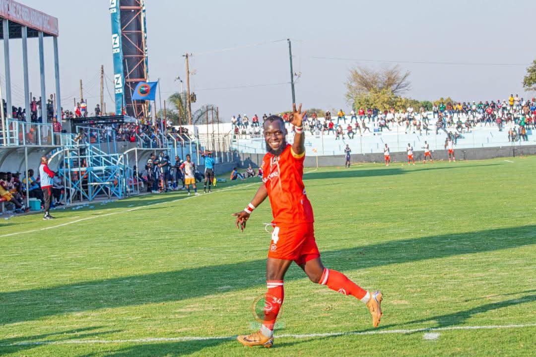 RECORD: Saddam Yusuf Phiri is the first player to score a hat-trick this season in the MTN Super League. 

He scored a treble this afternoon to help Red Arrows to a 4-1 win over Mines United. 

#first #BolaYapaZed #football #footballnews
