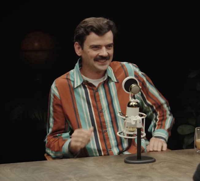 – Сапогов под интеграцию появился. Просто такой чувак успешный
– Это гаишник который?
– Не, Сапогов это красавчик. Гаишник – Жилин

Жилина до гаишника понизили