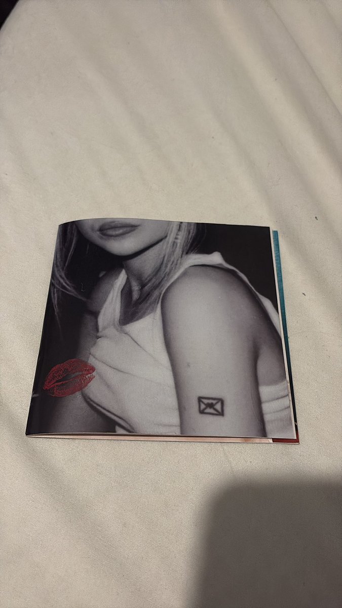Omg I was going through that little book thing in my eics cd and was she hinting at short and sweet with the kiss mark????