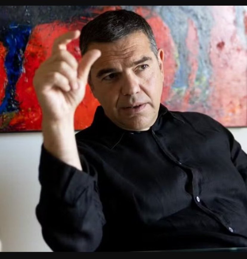 Θα είχε πραγματικό ενδιαφέρον να μάθουμε ποιος ήταν ο σύμβουλος επικοινωνίας που, μέσα από δεκάδες διαθέσιμες φωτογραφίες, κατέληξε να επιλέξει αυτήν για να στηρίξει το rebranding του Τσίπρα.