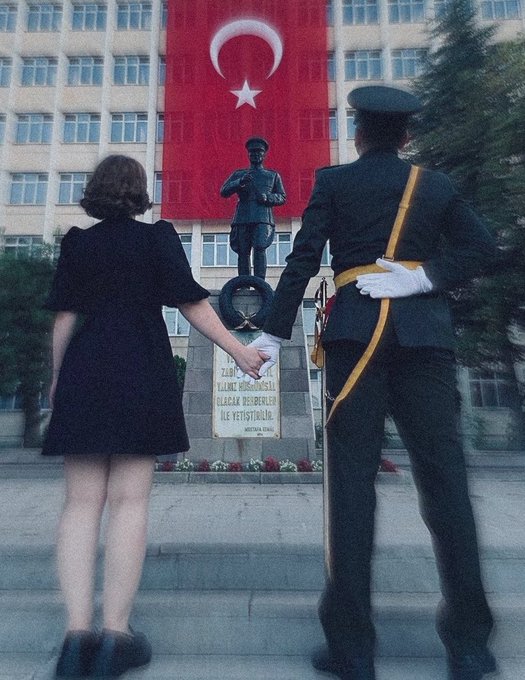 Tanrı'nı onurlandır, kadınını sev, vatanını koru.