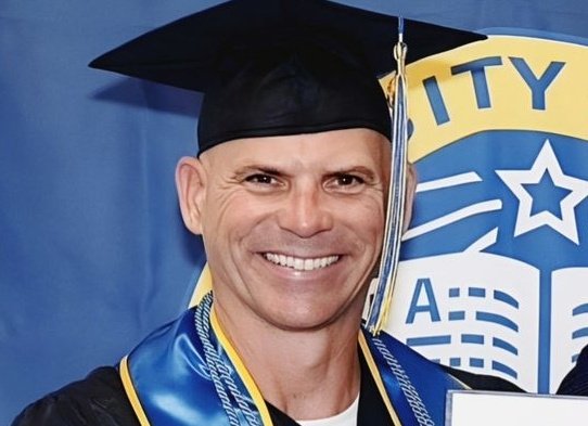 "eu dediquei meu tempo para ajudar as pessoas. sou a pessoa a quem os policiais recorrem para resolver os conflitos. fiz uma promessa a minha avó de não ser violento. minha vida foi definida pela violência extrema. eu quero ser definido por outras coisas". —lyle menendez.