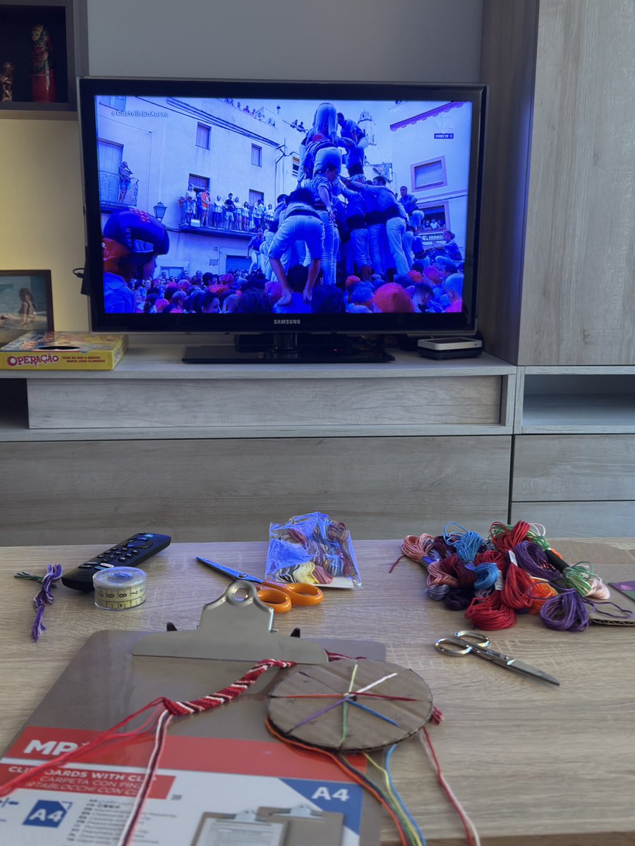 He vingut molts anys al Catllar #CastellsEnXarxa, però aquesta tarda us veiem des de casa mentre tenim muntat un taller clandestí de polseretes, que venir amb nens a aquesta plaça és un suïcidi… El <a href="/carlesc1975/">Carles Cortés</a> vol que n’hi fem una com a regal pels 50 anys? Moltes felicitats! 😘