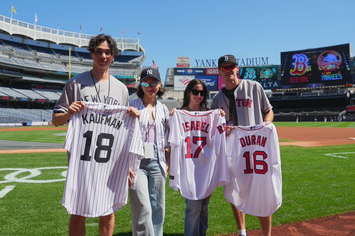 Chris Briney com Isabel Machado, Minnie Mills e Sean Kaufman na partida do Boston Red Sox x New York Yankees no Yankee Stadium, em Nova York.