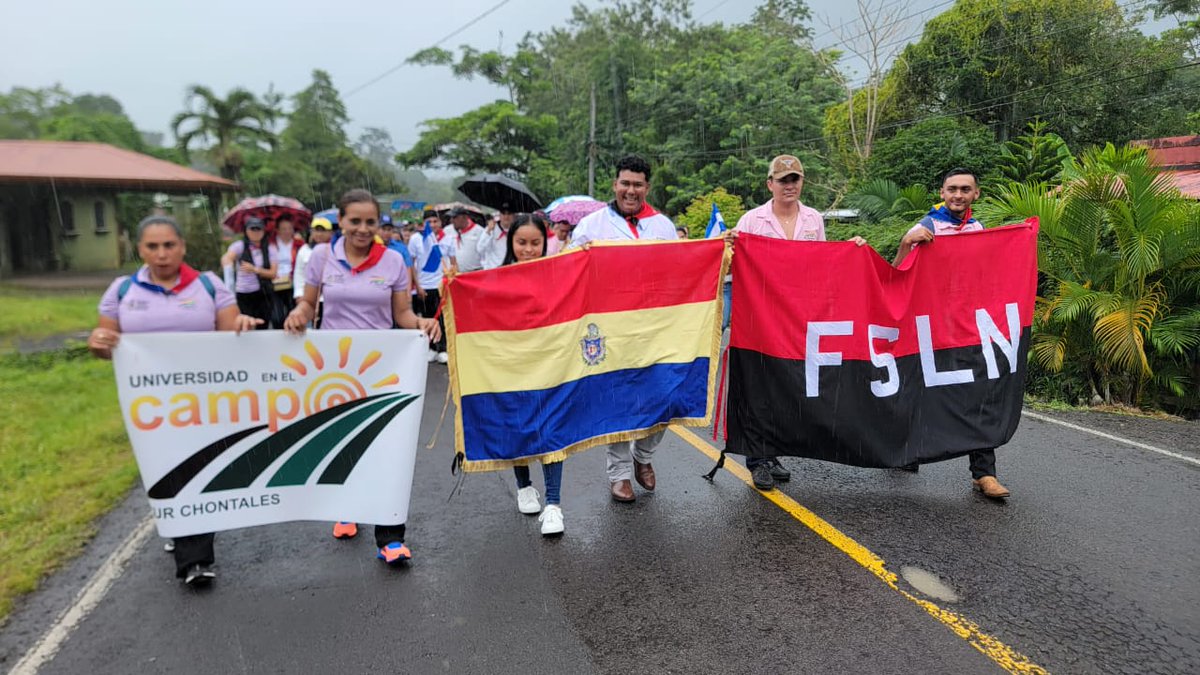 AdelanteSiempr_'s tweet photo. 🔥✊ En El Coral celebra 46 años de la JS19J ❤️🖤 y 45 años de la Cruzada de Alfabetización 📚✨ con Caminata Revolucionaria 🚩 junto a jóvenes de #UniversidadEnElCampo 🎓🙌.
#JS19J #Alfabetización #VictoriasRevolucionarias https://t.co/KPJHBUBbym