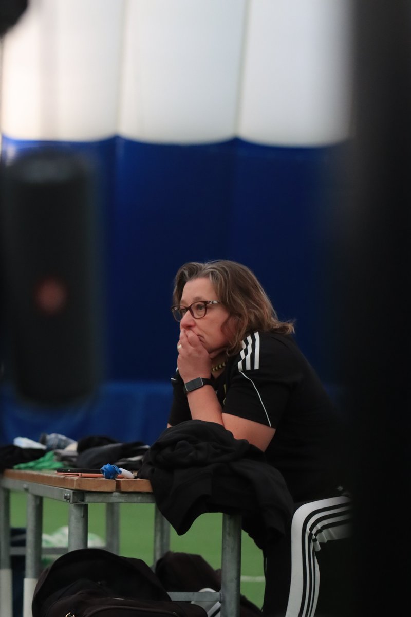 Kuvan perusteella luulisi, että huolestuneena katselen. Oikeasti tilanteessa vain hämmästelen näkemääni. Kuvan, kun erottaa kontekstista, voi saada ihan erilaisia juttuja "lööppeihin".  #PU62 T13 etelän ykkönen syksyn sarjat käynnissä   

Lähde #Tomin_urheilukuvat