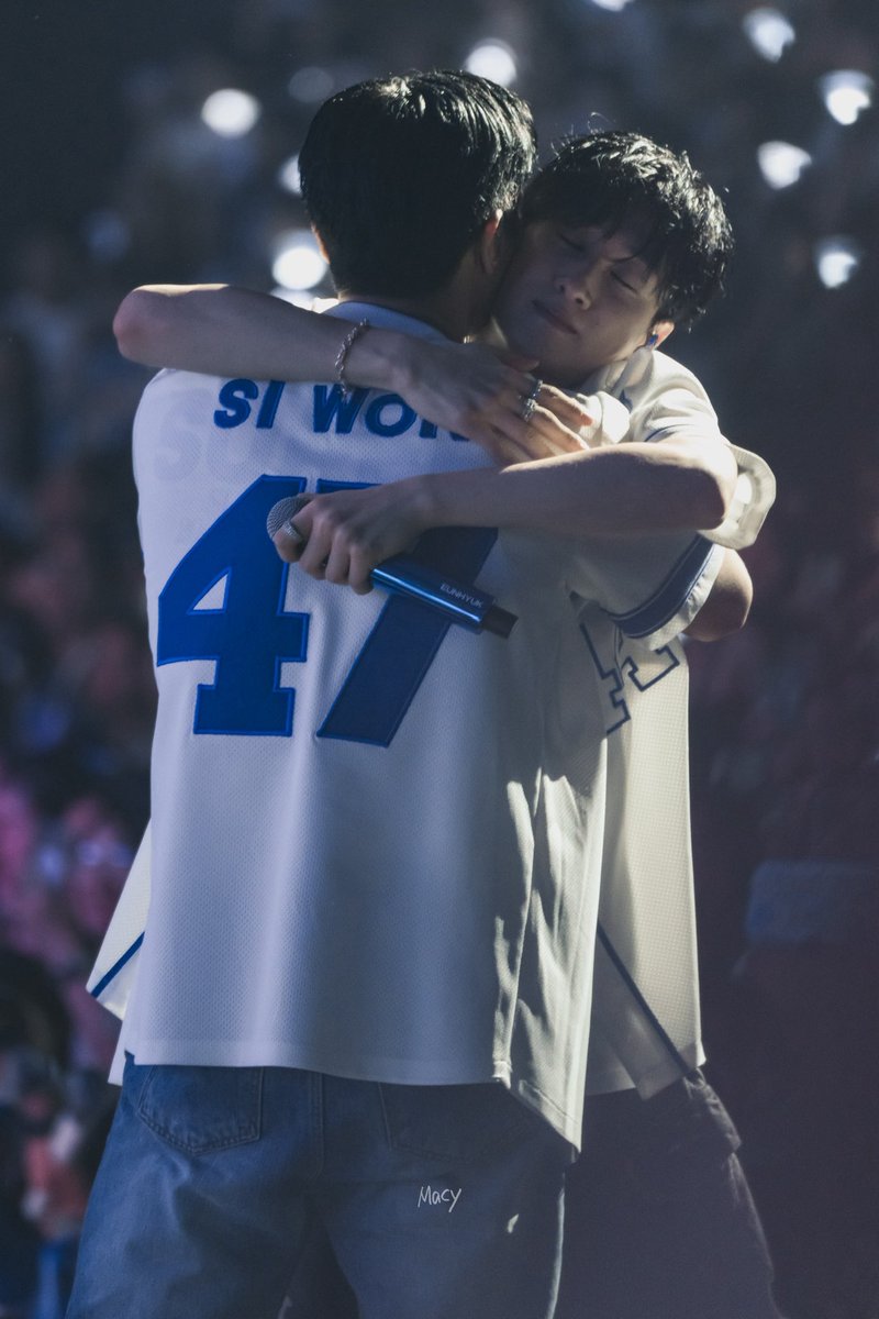 250823 Super Show 10 in Seoul Day 2
🫂🫂🫂🫂🫂🫂🫂🫂🫂🫂
고생했다 ㅠㅠ💙
<a href="/siwonchoi/">Siwon Choi</a> <a href="/AllRiseSilver/">Dalnim</a> 
-
#SUPERSHOW10 
#SS10inSeoul #SS10inSeoul_Day2 
#EUNHYUK #은혁 
#SIWON #시원
#SUPERJUNIOR #슈퍼주니어