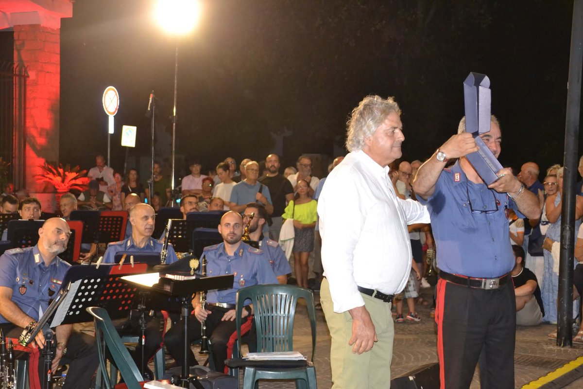 AlamariMusicali's tweet image. Tra il pubblico che, caloroso e numeroso come sempre, ha applaudito il #concerto della #Fanfara della Legione Allievi @_Carabinieri_ in piazza Lavinia a #Lavinio, c'era anche @EnricoMontesano .