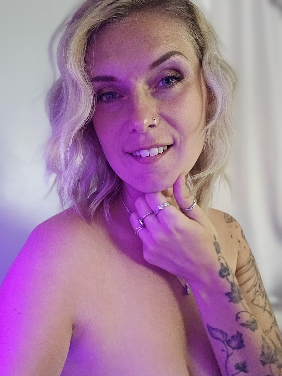 I'm intrigued...
What's your favourite thing to do in bed?

I love being pulled in tight and fucked slowly 😌

Your turn 👇👇👇