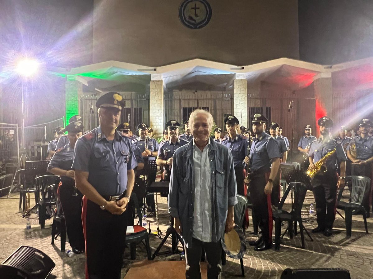 AlamariMusicali's tweet image. Tra il pubblico che, caloroso e numeroso come sempre, ha applaudito il #concerto della #Fanfara della Legione Allievi @_Carabinieri_ in piazza Lavinia a #Lavinio, c'era anche @EnricoMontesano .