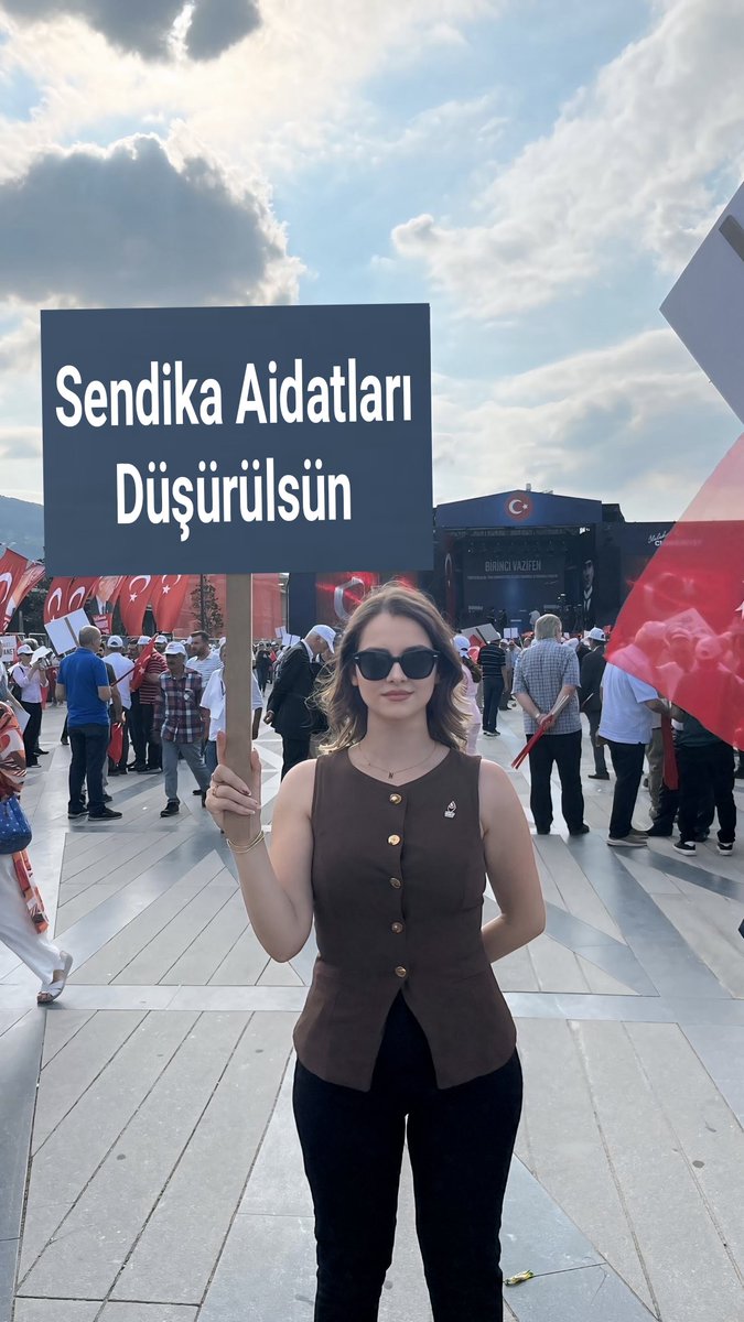 Sekiz aydan beri sendikalardan ses soluk yokken,üç maymunu oynarken, devletin her dediğine evet diyen ama işçinin emeğini görmezden gelen, işçinin alın teriyle bir günlük yevmiyesine göz diken <a href="/hakiskonf/">HAKİŞ KONFEDERASYONU</a> <a href="/turkiskonf/">TÜRK-İŞ</a>
SendikaAidatları Düşürülsün