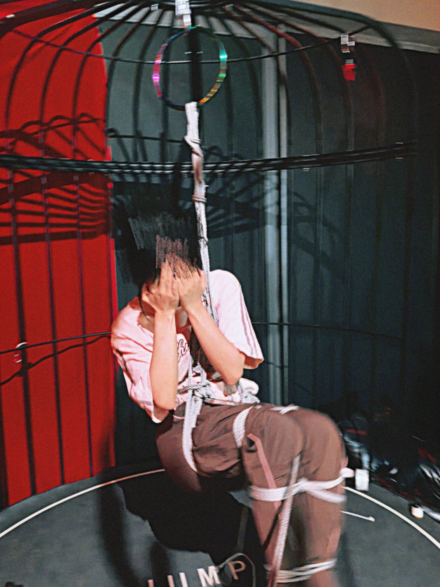 绳缚秋千轻荡，
娇羞捂脸藏心跳。
🪢：盒子
🧚🏻‍♀️：懒懒
🏠：杭州·伊格酒吧