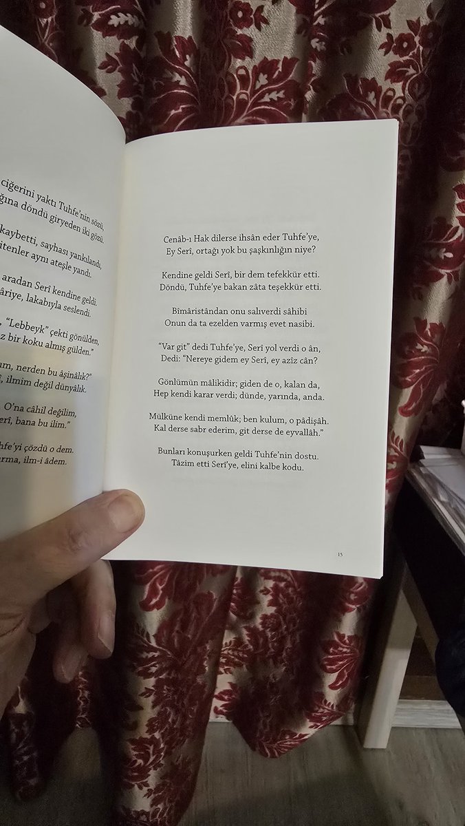 O her elbiseye bürünür