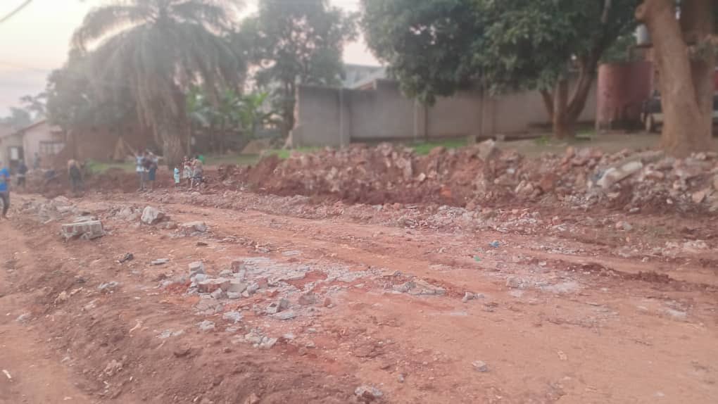 Bytelex's tweet photo. If you are a resident of Kibira Zone B and lost property at the hands of agents working with Makindye Ssabagabo Municipal Council. Please add evidence of the ongoing destruction here on this thread @KCCAUG @PoliceUg @ntvuganda @nbstv @SpireJim https://t.co/xpWNWiG8U3