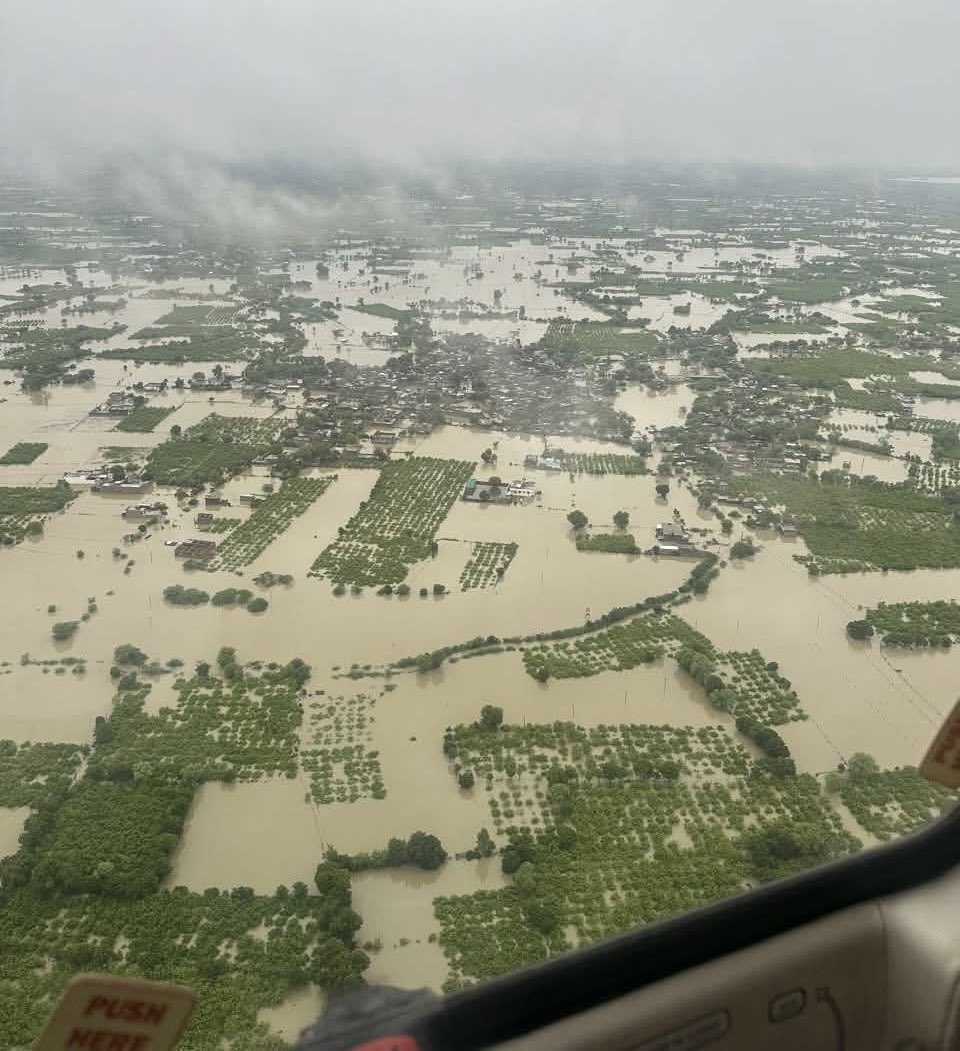 AkhaleshJpr's tweet photo. सवाई माधोपुर में बाढ के हालात बने हुए हैं
किसानों को भारी नुकसान चारों तरफ पानी
ही पानी घर पानी में डूब गए है चिंता की बात है
बारिश से लगातार हालात बिगड़े
सवाई माधोपुर #SawaiMadhopur 
#sawaimadhopurnews https://t.co/gOyBwGi3YN
