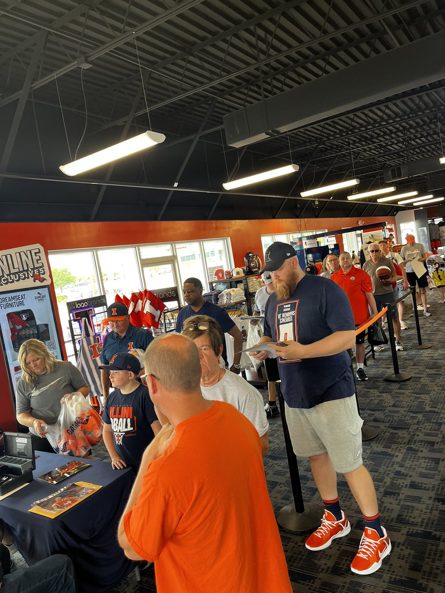 Gameday Spirit | Illinois (@gamedayspirit) on Twitter photo Thank you to everyone who came out to the Luther Head signing event!🤝 Thank you to everyone who came out to the Luther Head signing event!🤝