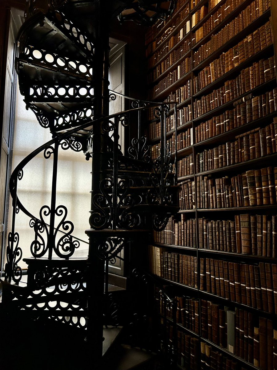 The Long Hall, al Trinity College: una biblioteca clàssica que contrasta amb l’obra Gaia de Luke Jerram, que ens mostra la terra a partir de fotos de la NASA. 

#TrinityCollege #TheLongHall #Gaia #LlibresAntics #ArtContemporani #MirarLaTerra #Dublín #Irlanda