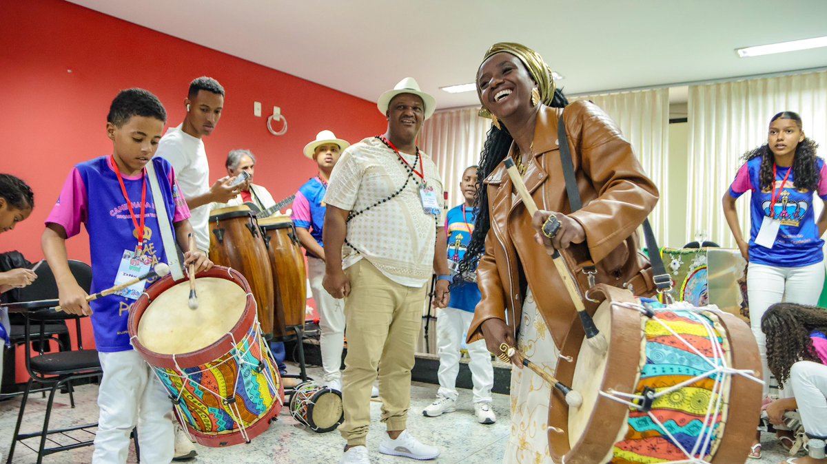 andreiadejesuus's tweet photo. 🎶✨ Nosso povo é música, é dança, é cultura viva que atravessa gerações. Mas nosso povo é principalmente potência e resistência! O Congado é a força que nos conecta à ancestralidade e fortalece nossa luta por dignidade. ✊🏿 #RotaDoRosário #Congado https://t.co/uhnOIxroVu