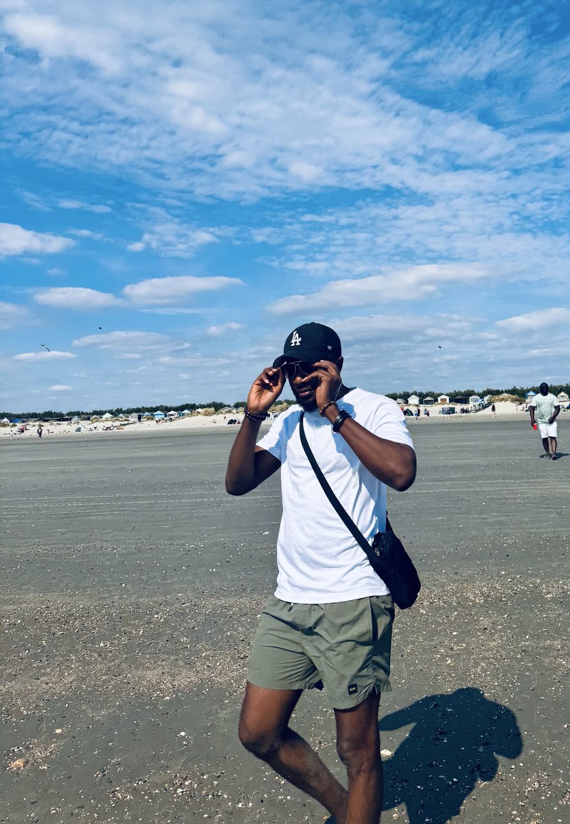 beamz_abimbola's tweet image. Nothing but sun, sand, and good vibes 🌊☀️ memories made, laughs shared with my hommies🏖️🍻
 #BeachDay #SquadVibes #EndofSummer25
frame1 🤦‍♂️ 🤣