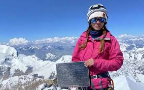 Всю неделю в видела мерзкие мизогинные комментарии про российскую альпинистку Наталью Наговицыну, застрявшую в горах Кыргызстана. В комментариях к каждой новости, мужланы писали, что "тупая немощная баба полезла в горы и теперь людям нужно тратить деньги на её спасение".
1/3