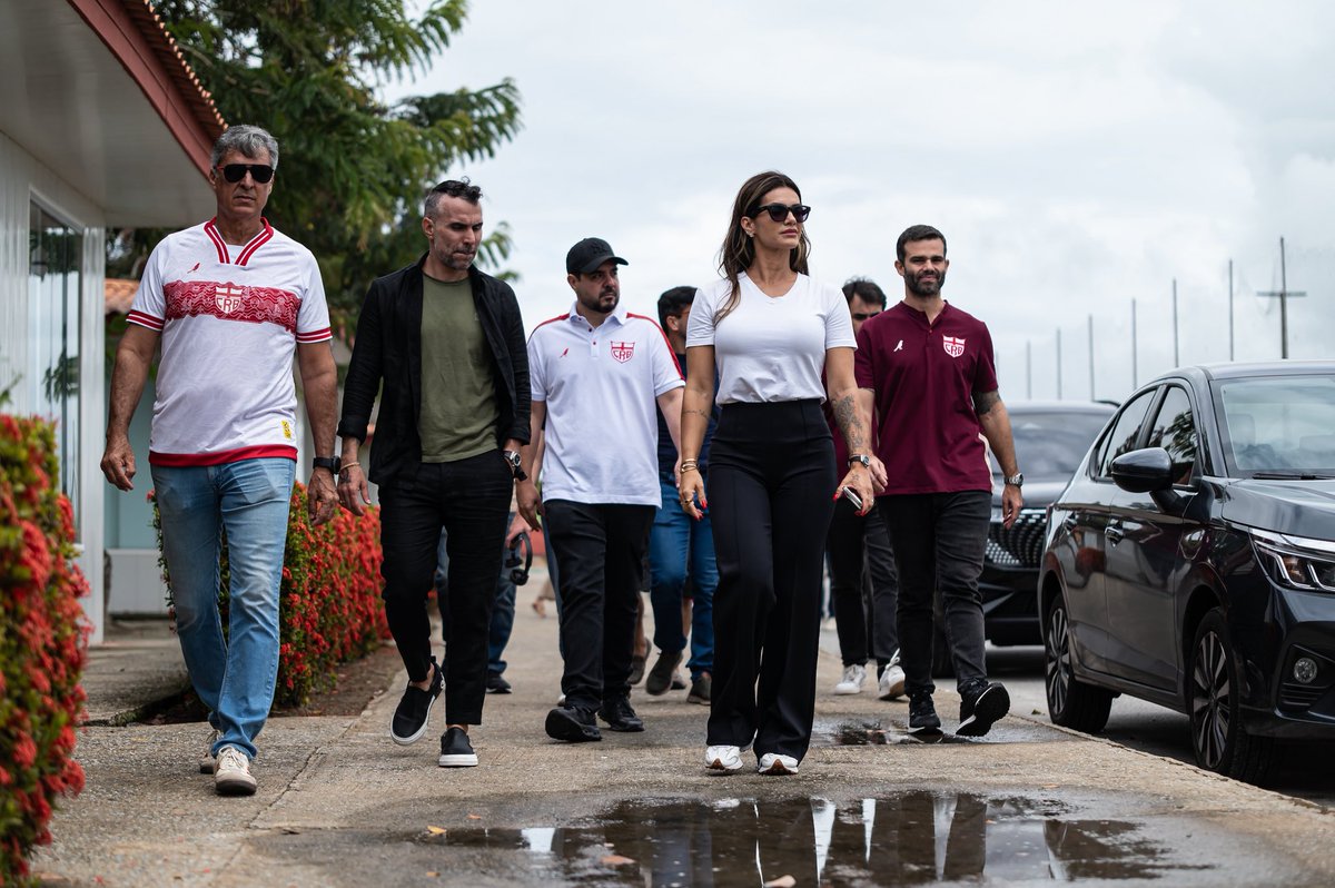 CRBoficial's tweet photo. 🇧🇷🤝🇦🇴 O Clube de Regatas Brasil fortalece os laços com o Projeto Kiala, da Angola, em uma parceria que vai muito além das quatro linhas. 

É sobre criar oportunidades, revelar jovens talentos e transformar vidas através do futebol.

Agradecemos à presidente Kelly Key, ao Mico Freitas e a toda equipe do Kiala pela visita ao Ninho do Galo. Que essa parceria seja de grandes conquistas e muito sucesso para ambos os clubes! 🔴⚪

📸 Francisco Cedrim