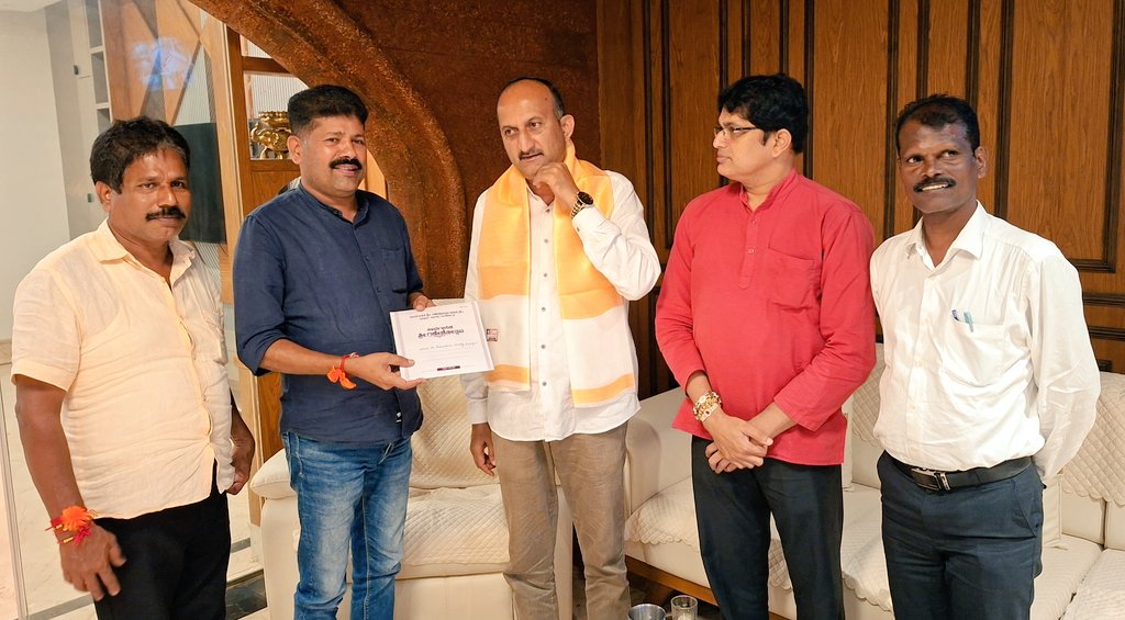 Prof Shrinath Rao K 🇮🇳 (@profsrk) on Twitter photo Also invited senior BJP Leader Shri <a href="/mattarhegde/">Mattar Rathnakar Hegde</a> Ji, renowned Sculpture #DrBalkurGopalaAcharya Ji and BJP Leader, Businessman, Philanthropist Dr. Ravindra Shetty Bajagoli Ji for the #GaneshUtsav at #Krishnapura #Surathkal.
#GaneshChaturthi2025 #GaneshFestival #Ganeshotsav (2/2) Also invited senior BJP Leader Shri <a href="/mattarhegde/">Mattar Rathnakar Hegde</a> Ji, renowned Sculpture #DrBalkurGopalaAcharya Ji and BJP Leader, Businessman, Philanthropist Dr. Ravindra Shetty Bajagoli Ji for the #GaneshUtsav at #Krishnapura #Surathkal.
#GaneshChaturthi2025 #GaneshFestival #Ganeshotsav (2/2)