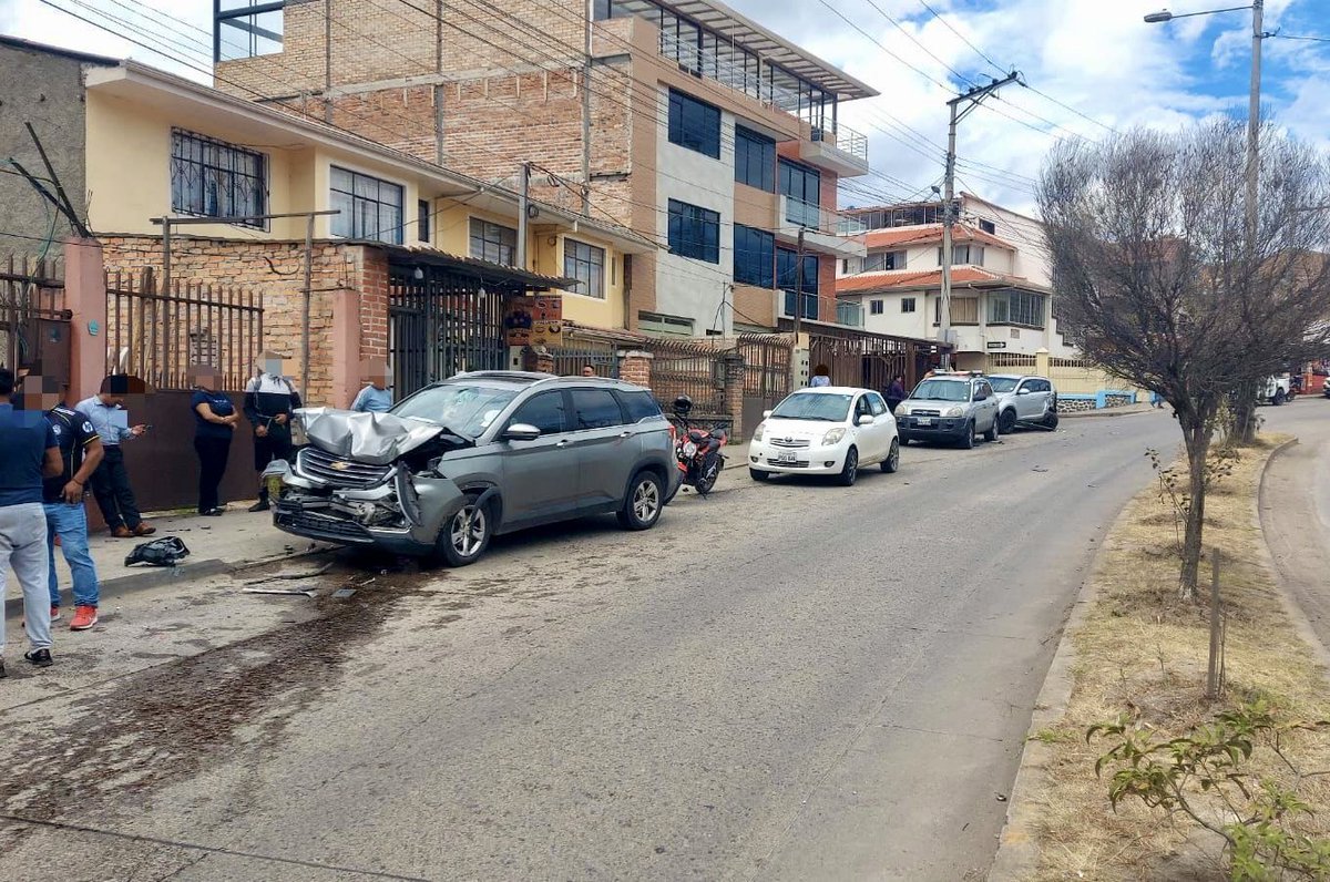 Coordinación Zonal 6 ECU 911 Austro (@ecu911austro) on Twitter photo #Azuay| Alertante informó a la Central de Emergencias #ECU911 sobre un siniestro de tránsito tipo colisión de 3 vehículos en el cantón #Girón, calle García Moreno y Girón Pasaje.
🚨Se coordinó inmediatamente con unidades de <a href="/CTEcuador/">Comisión de Tránsito 🇪🇨</a>, se brindó soporte médico telefónico por #Azuay| Alertante informó a la Central de Emergencias #ECU911 sobre un siniestro de tránsito tipo colisión de 3 vehículos en el cantón #Girón, calle García Moreno y Girón Pasaje.
🚨Se coordinó inmediatamente con unidades de <a href="/CTEcuador/">Comisión de Tránsito 🇪🇨</a>, se brindó soporte médico telefónico por