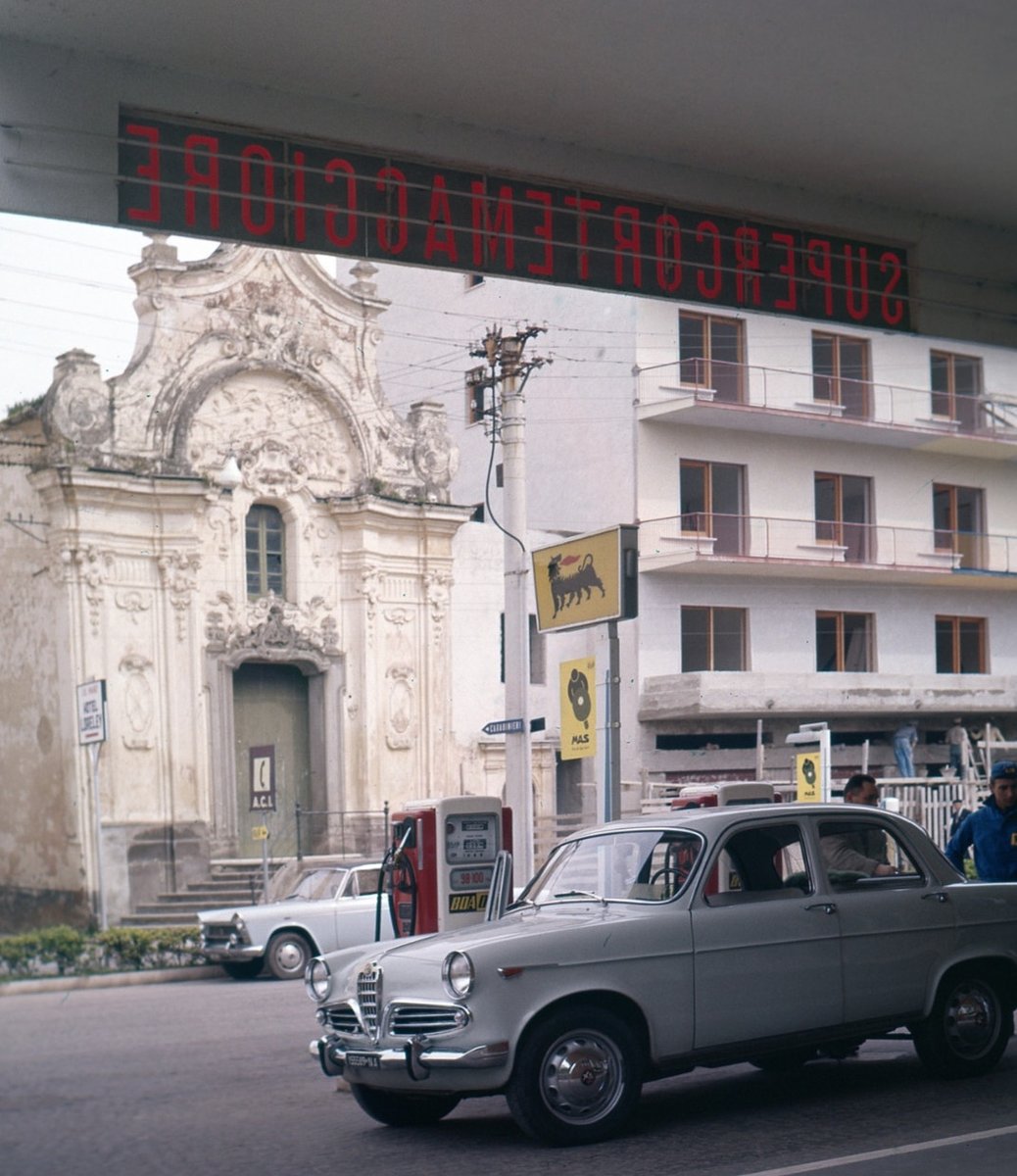 Rétro Station Service ⛽️ AGIP ⛽️ Italienne avec pompes et  voitures annees 70