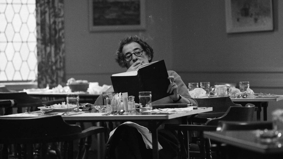 Filosofía-Digital (@philodigital) on Twitter photo Para Arendt, lo íntimo no está hecho para mostrarse: el amor, el dolor, la amistad profunda, pierden su verdad cuando se exhiben. Estas experiencias no soportan la exhibición pública, porque al mostrarlas se desfiguran. 
«Muy pocas pasiones pueden sobrevivir a la mirada pública.» Para Arendt, lo íntimo no está hecho para mostrarse: el amor, el dolor, la amistad profunda, pierden su verdad cuando se exhiben. Estas experiencias no soportan la exhibición pública, porque al mostrarlas se desfiguran. 
«Muy pocas pasiones pueden sobrevivir a la mirada pública.»